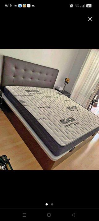 Canapé y colchón marrón y gris