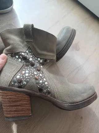 Botines Exe Beige con Tachuelas