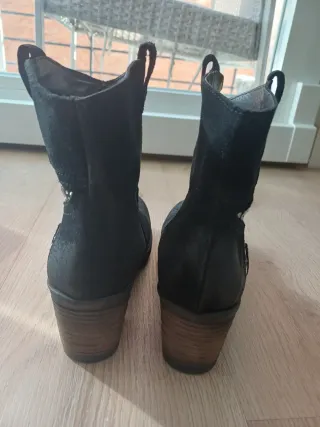 Botines Exe negros con tachuelas plateadas