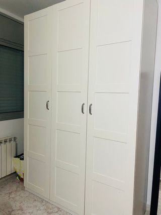 Armario blanco de madera