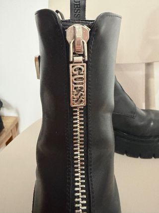 Botas Guess Negras con Cremallera y Plataformas