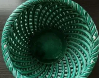 Macetero de cerámica verde trenzado