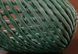 Macetero de cerámica verde trenzado