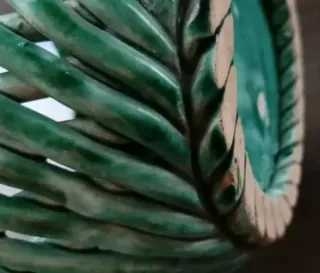 Macetero de cerámica verde trenzado