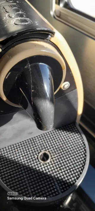 Cafetera Nespresso Dorada