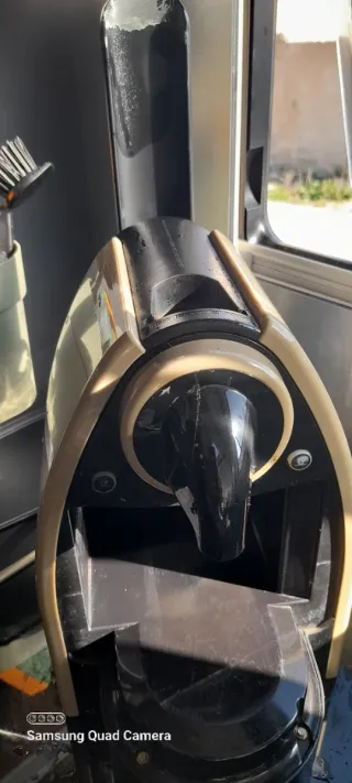 Cafetera Nespresso Dorada