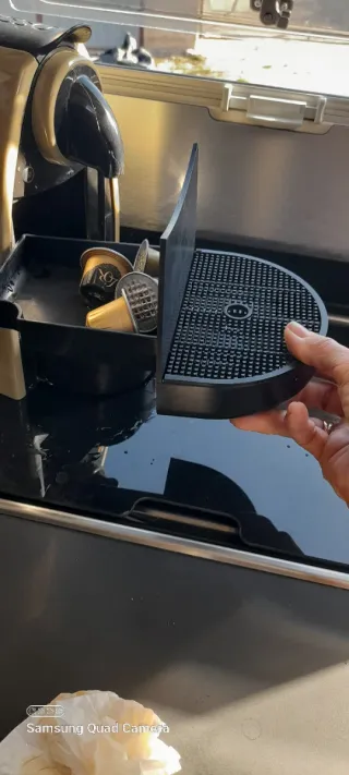 Cafetera Nespresso Dorada