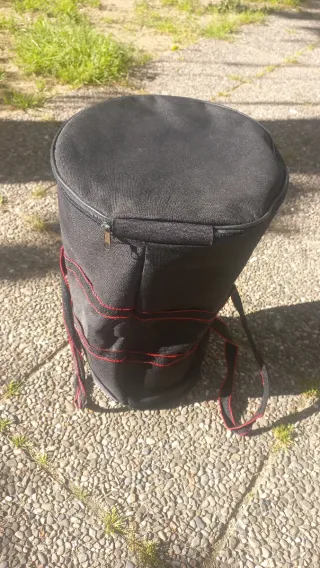 Darbouka negra con funda se transporte