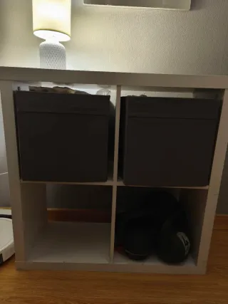 Estantería blanca  con 4 huecos