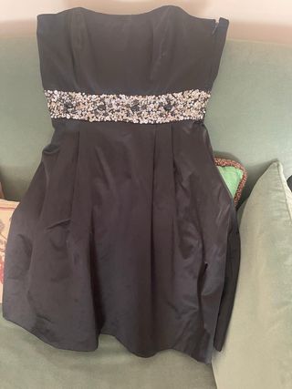 Vestido de fiesta negro con pedrería