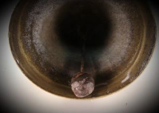 Antigua campanilla de bronce y hierro