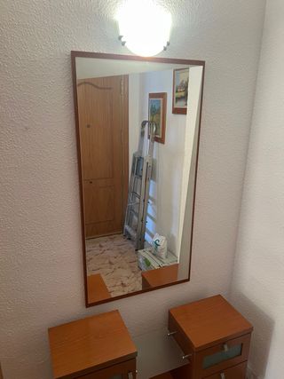 Recibidor de madera y cristal