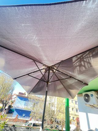 Sombrilla de jardín gris con pie de sombrilla