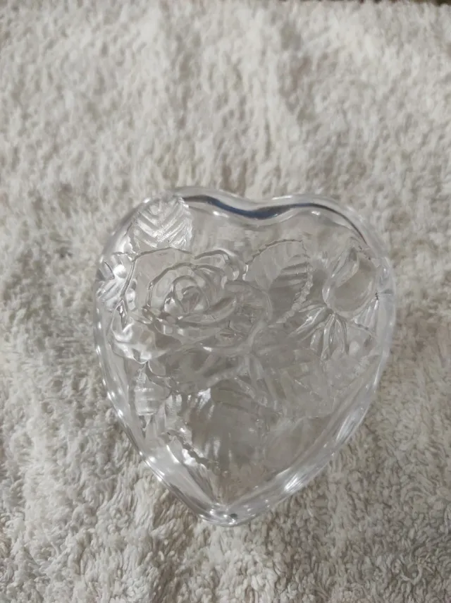 Caja corazón cristal labrado con una rosa.