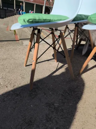 Conjunto 4 sillas blancas plástico con cojines