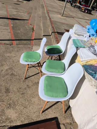 Conjunto 4 sillas blancas plástico con cojines