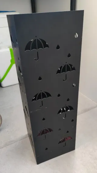 Paragüero metálico con diseño de paraguas