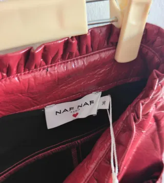 Falda Naf Naf roja efecto piel