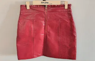 Falda Naf Naf roja efecto piel