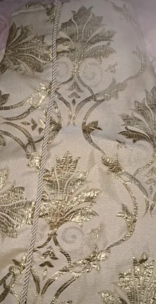 Copriletto matrimoniale beige e oro