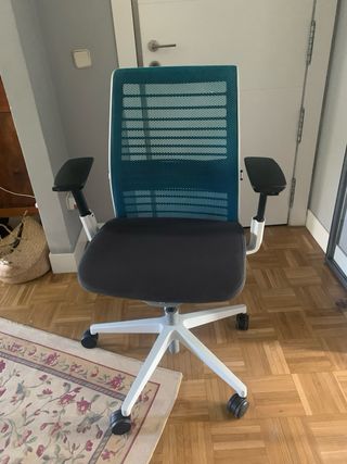 Silla de oficina Steelcase negra y azul