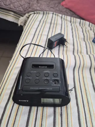 Radio despertador Sony negro con cargador