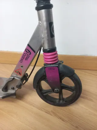 Monopatín infantil rosa y gris