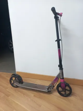 Monopatín infantil rosa y gris