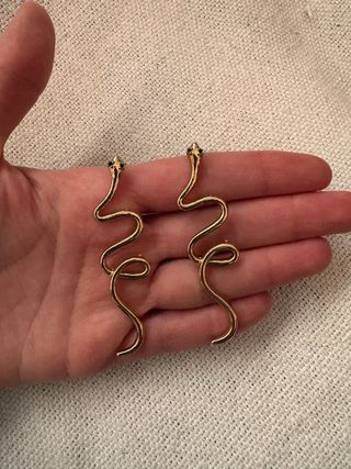 Pendientes dorados serpiente