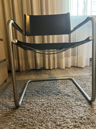 Silla de cuero negra y metal