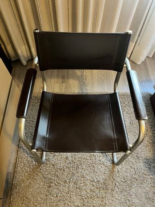 Silla de cuero negra y metal