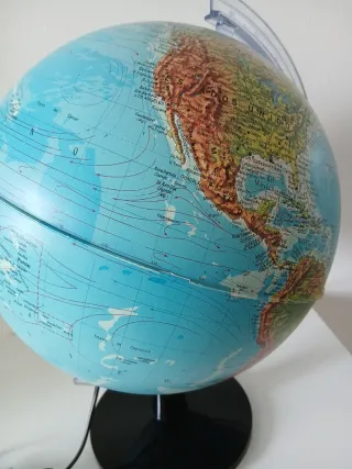 Globo terráqueo iluminado