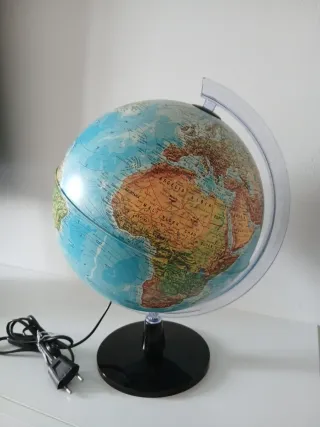 Globo terráqueo iluminado