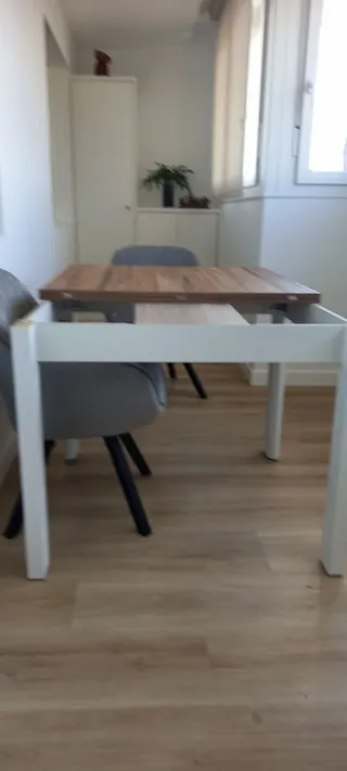 Mesa de comedor madera y patas blancas
