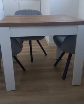 Mesa de comedor madera y patas blancas