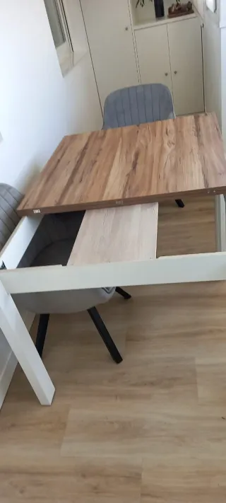 Mesa de comedor madera y patas blancas