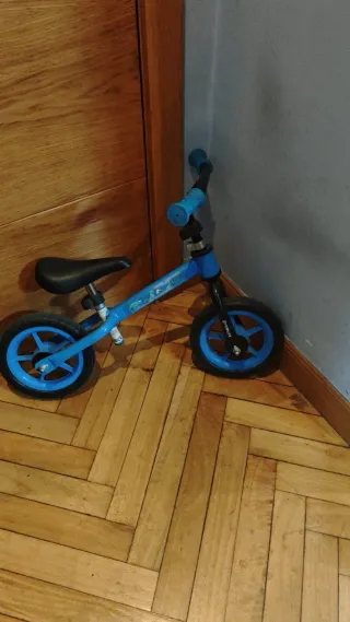 Bicicleta de equilibrio infantil azul