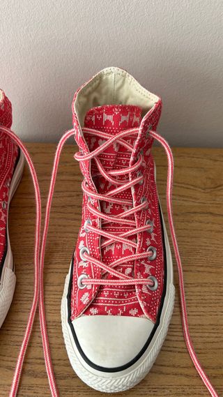 Converse altas rosas con estampado