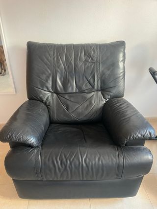 Sillón relax reclinable de piel negro.