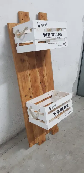 Estantería de madera con 2 cestas