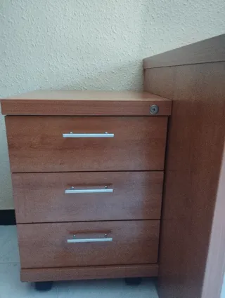 Escritorio madera con cajonera