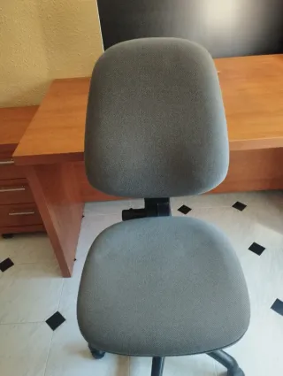 Escritorio madera con cajonera