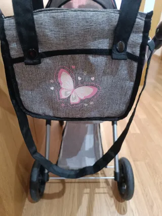 Carrito de bebé gris y rosa