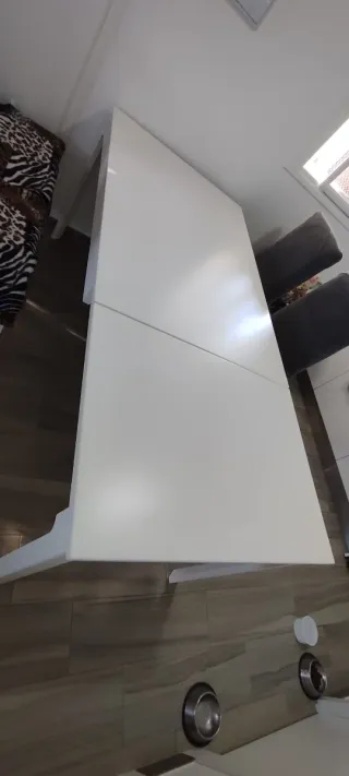 Mesa de comedor blanca con 4 sillas grises