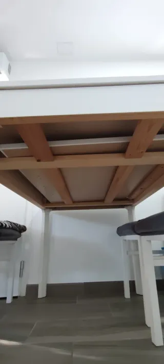 Mesa de comedor blanca con 4 sillas grises