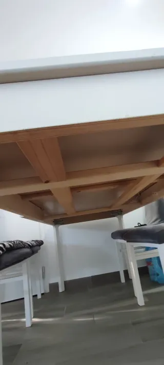 Mesa de comedor blanca con 4 sillas grises