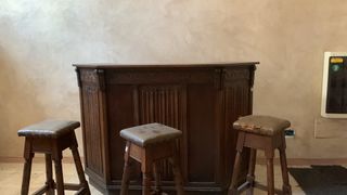 Mini bar bancone con sgabelli