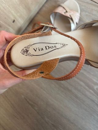 Sandalias marrones y doradas