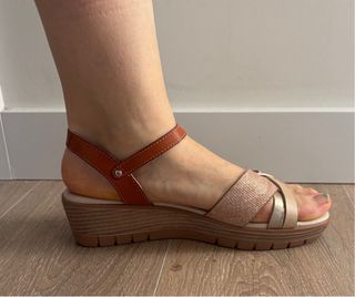 Sandalias marrones y doradas