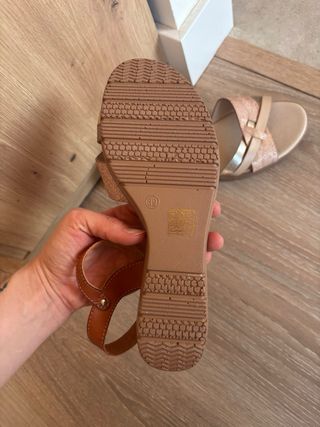 Sandalias marrones y doradas